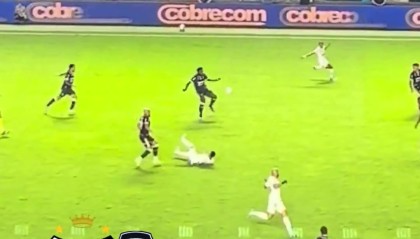 kaiyun-内马尔插花脚传球，无对抗下没站稳自己摔倒